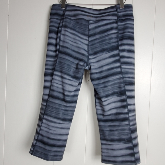 Under Armour workout Capri pants size medium - Picture 11 of 12